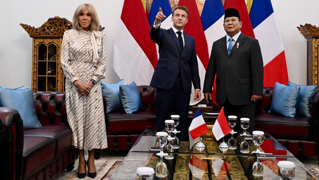 Momen Tak Terduga: Apa yang Membuat Emmanuel Macron Salah Fokus di Ruang Kerja Prabowo Subianto?